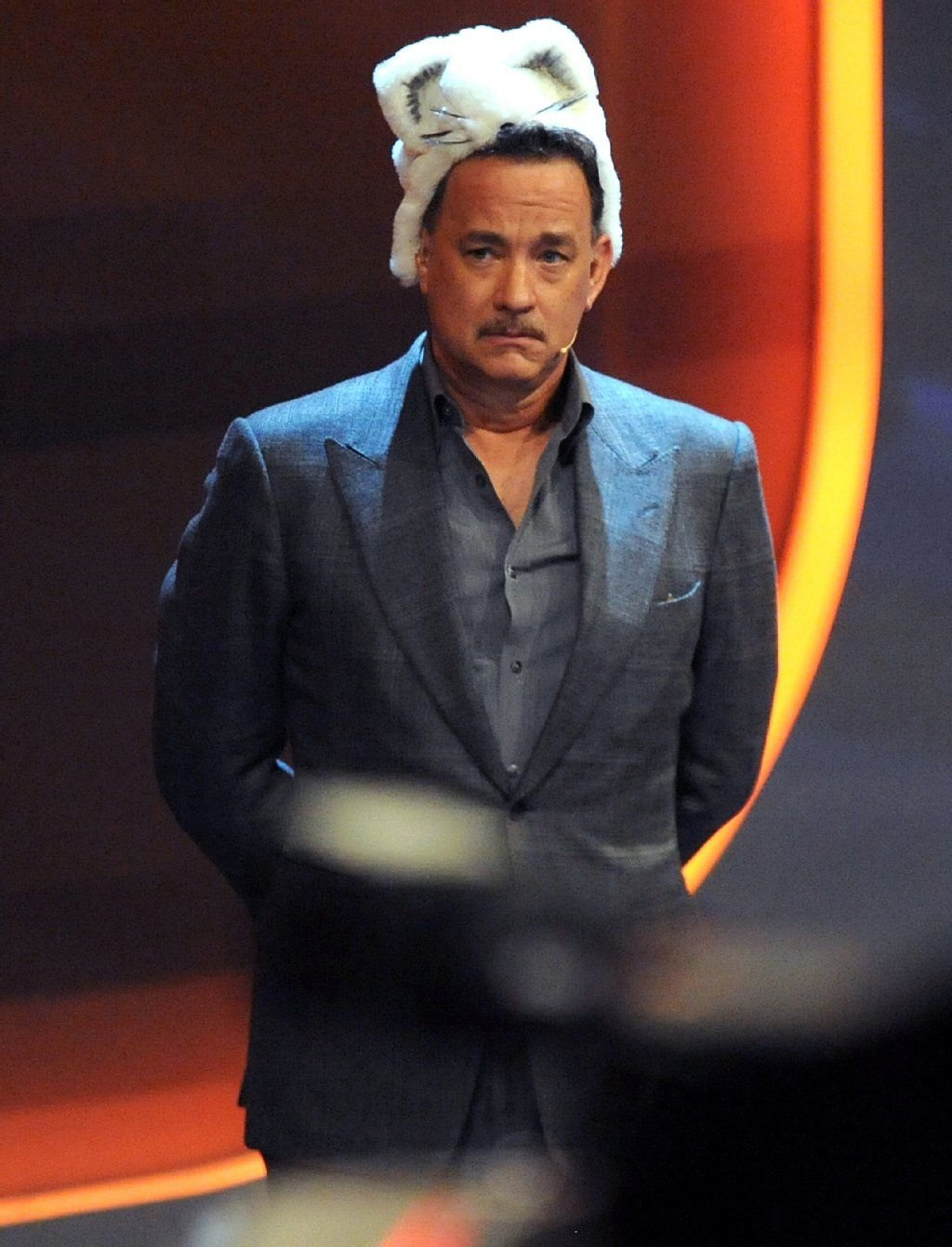 Eine der denkwürdigsten Augenblicke in der "Wetten, dass..?"-Ära von Markus Lanz: Tom Hanks mit Katzenmütze auf dem Kopf.