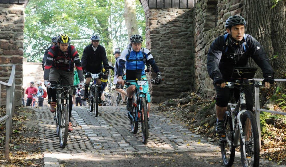 Freizeitsporter beim „rollenden Geocaching“