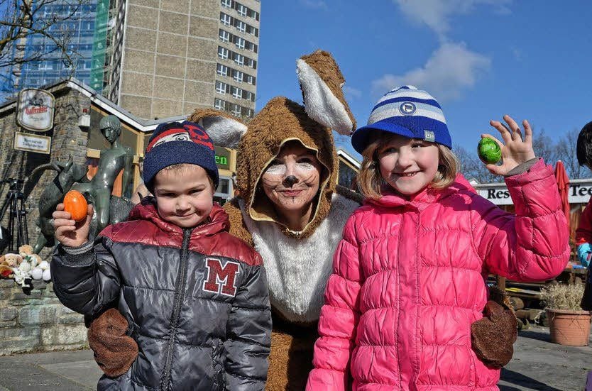 Damien und Pia freuten sich mit dem Osterhasen über ihren Fund.