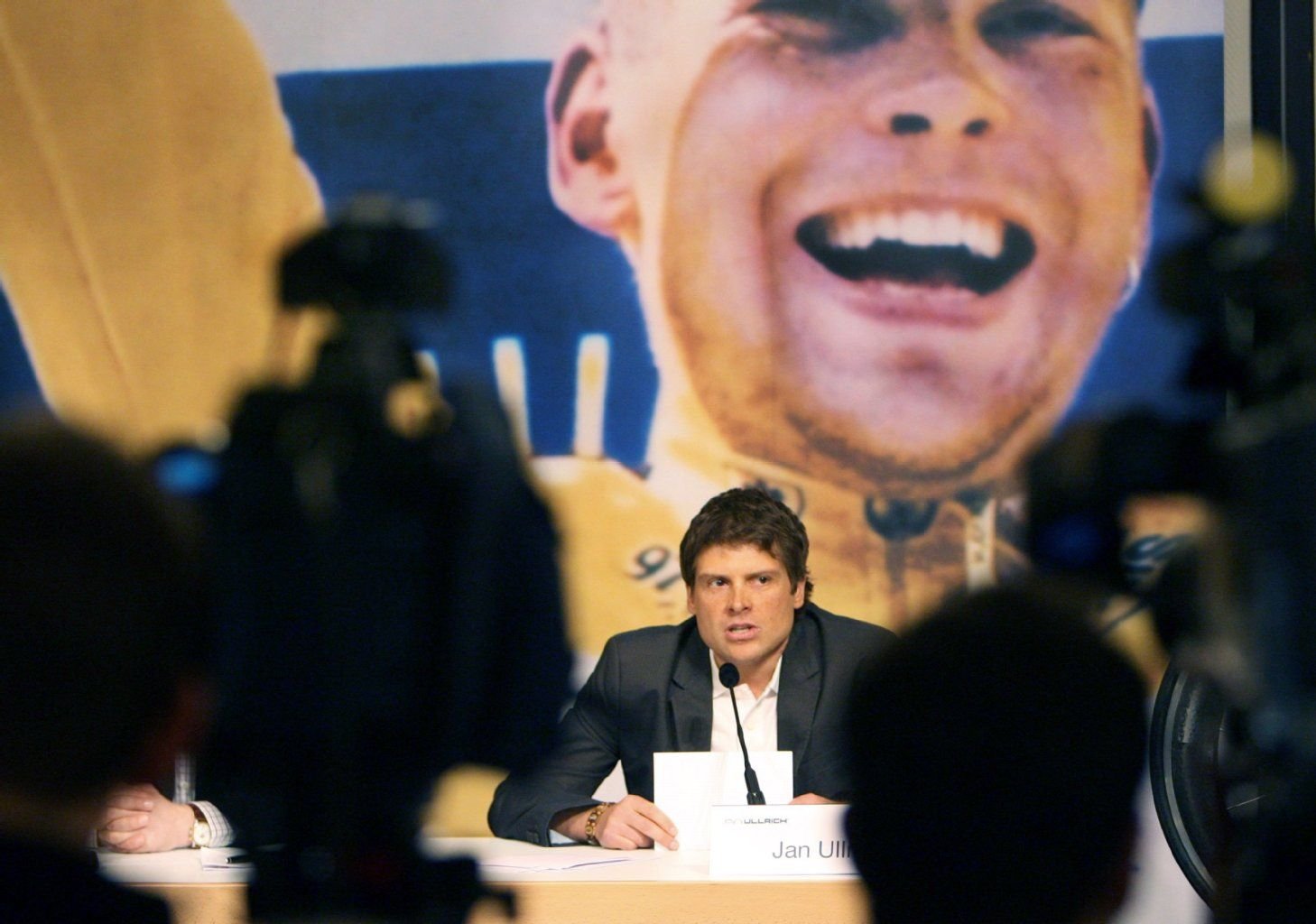 Radprofi Jan Ullrich erklärt in Hamburg während einer Pressekonferenz seinen Rücktritt vom Leistungssport (Archivfoto vom 26.02.2007).