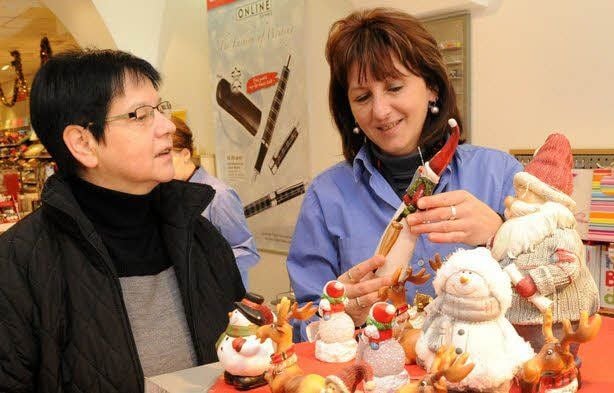 Doris Bödewig kauft gern bei Kathrin Tegtmeier (v.l.) ein.