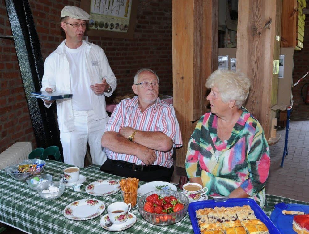 Klaus Bolze (stehend) erläutert Helga und Horst Wähl aus Berlin ausführlich, woraus die Mühle, die etwas östlich des Dorfes zu finden ist, besteht und wie ihre Technik einst funktionierte.