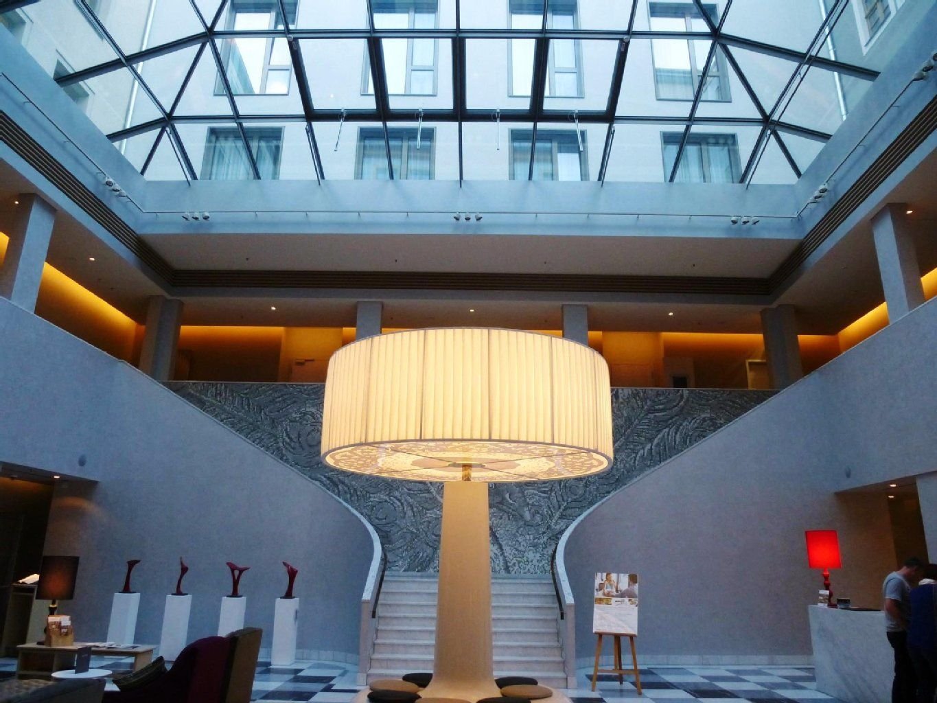 Swissôtel, Dresden: Schicker und moderner Eingangsbereich