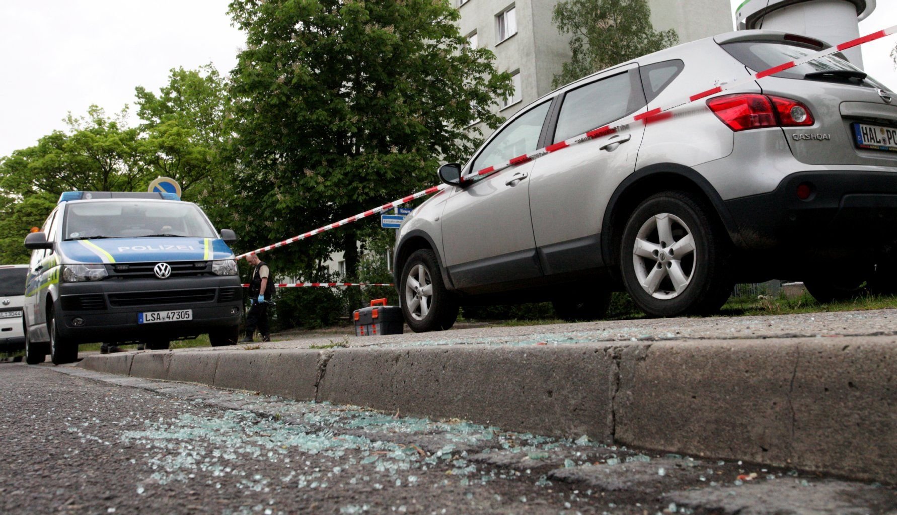 In der Murmansker Straße in Halle kam es am Dienstagabend zu einer Schießerei. Am Mittwoch untersucht die Polizei den Tatort.