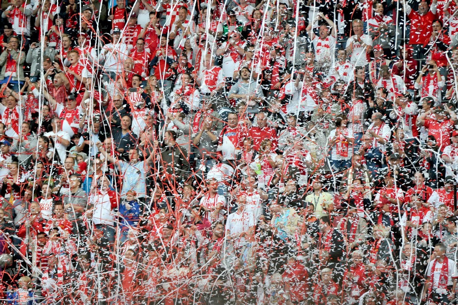 Auch die Fans vom 1.FC Köln reisen mittwochabends nach Hannover und freitagsabends nach Bremen. ProFans und Hertha BSC wollen sich gegen fanunfreundliche Anstoßzeiten einsetzen.