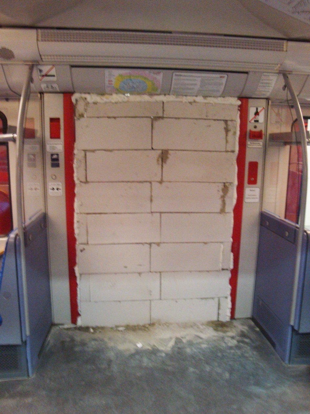 Kein Durchkommen: Die Tür des S-Bahn-Zuges ist vollständig verschlossen.