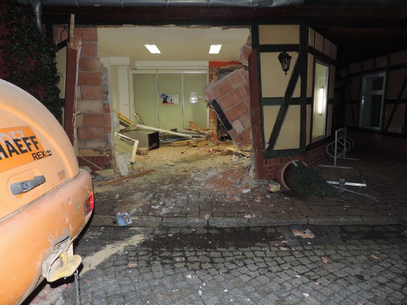 Der Geldautomat wurde mit Hilfe eines Radladers aus der Filiale gerissen.
