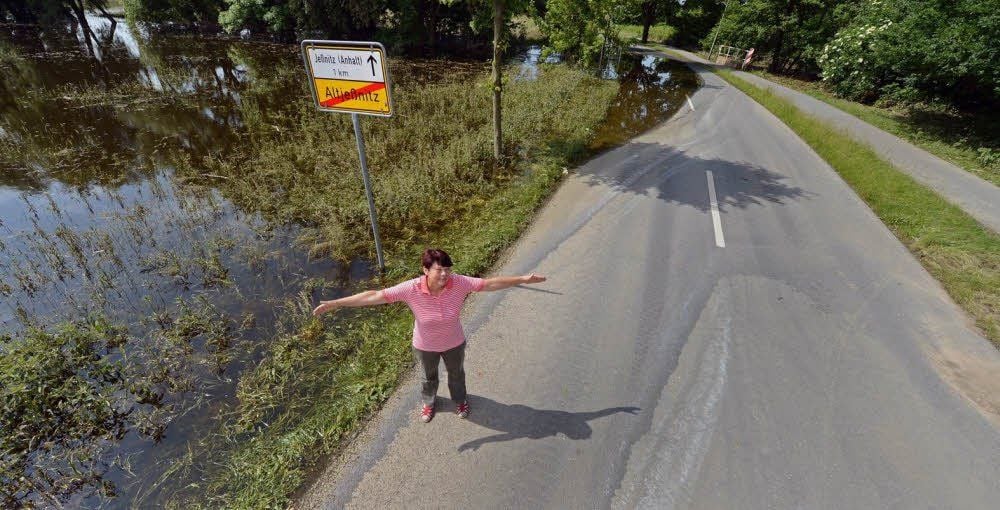 Ortsbürgermeisterin Gudrun Dietsch zeigt, wo der künftige Deich entlang führen soll. Das Areal wurde bei der Flut überschwemmt.