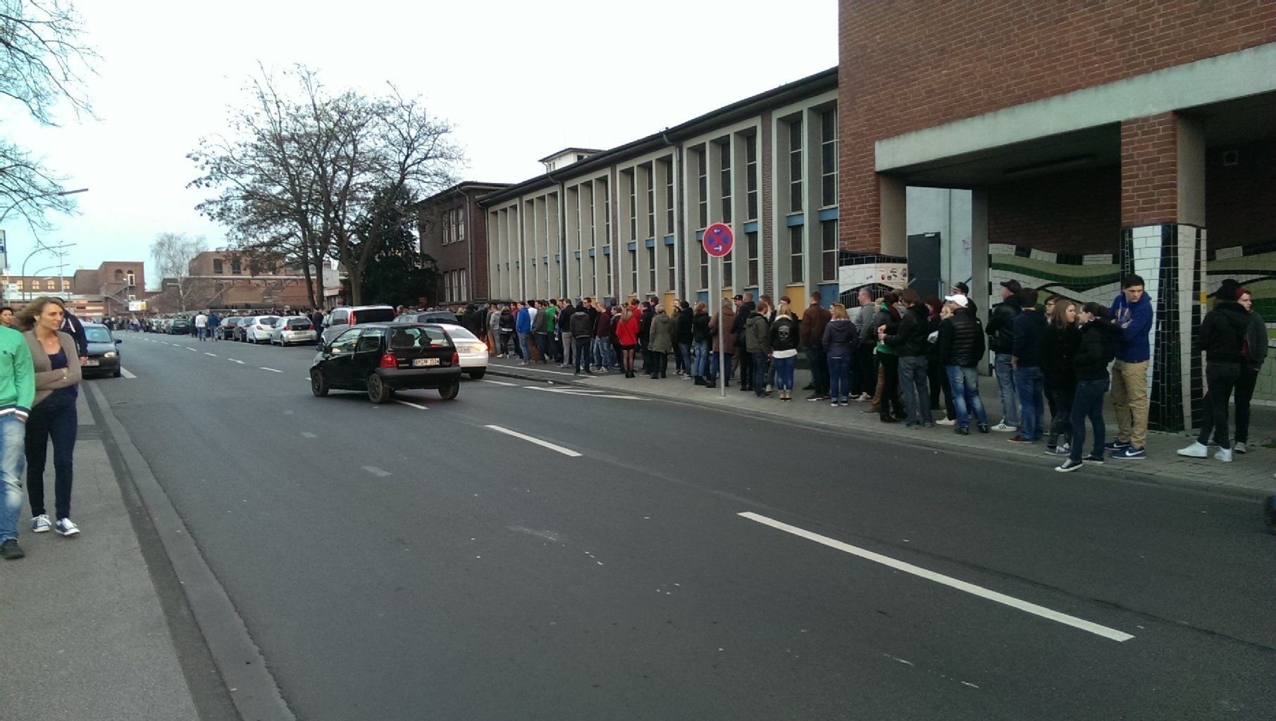 Vor dem Konzert war viel Geduld gefragt: Die Schlange zog sich rund 800 Meter auf dem Gehweg entlang.