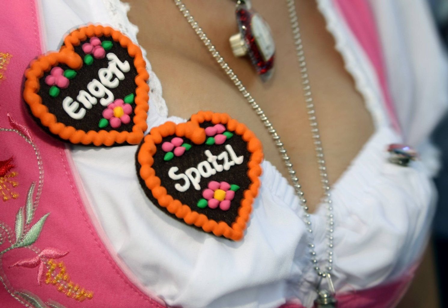 Tradition beim Oktoberfest: Dirndl mit Ausschnitt.