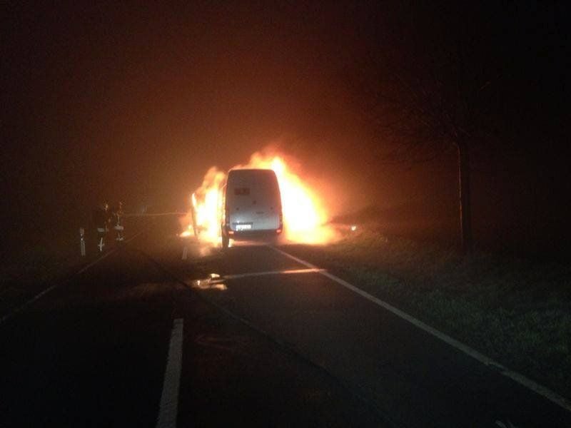 Durch den Aufprall sind die Autos in Brand geraten.