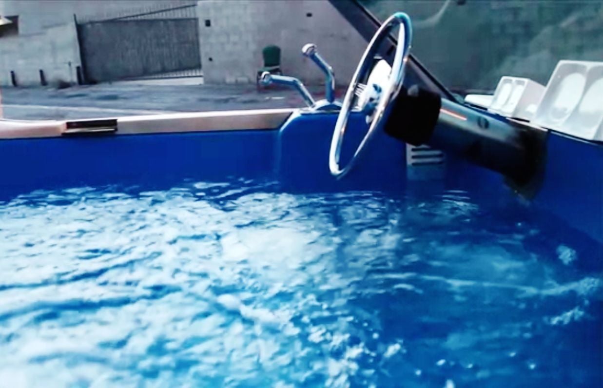 Die Hebel neben dem Lenkrad bedienen die Wasserdüsen und sorgen für angenehmes Blubbern.