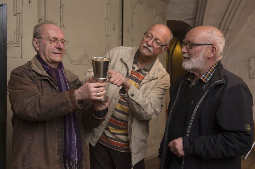 Pfarrer i. R. Joachim Wolf, Felix Vatterodt und Gerhard Schwenk (v.l.) mit dem silbernen Becher.