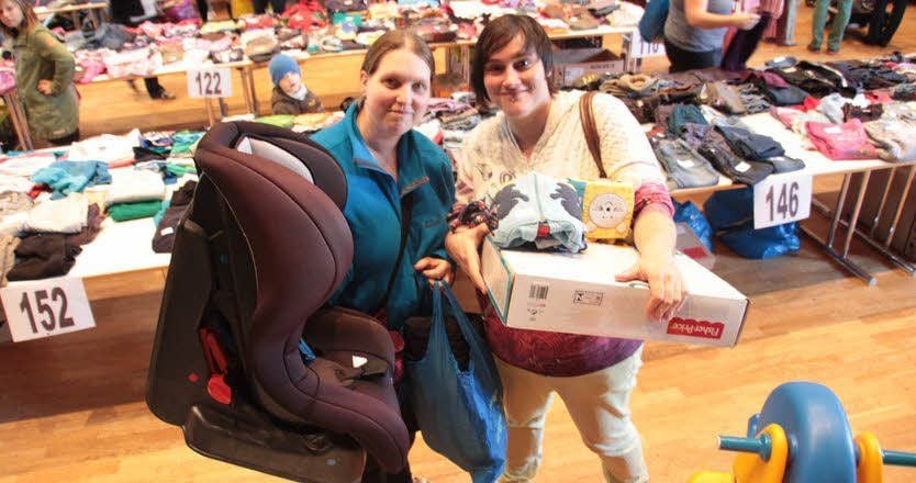 Stephanie Polz (li.) und Stefanie Mainitz machten ihre Schnäppchen und sparten vor allem beim Kauf eines Autokindersitzes.