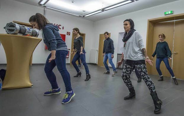 Die Kandidaten studierten beim Casting für „Robin Hood“ eine Tanzszene ein.