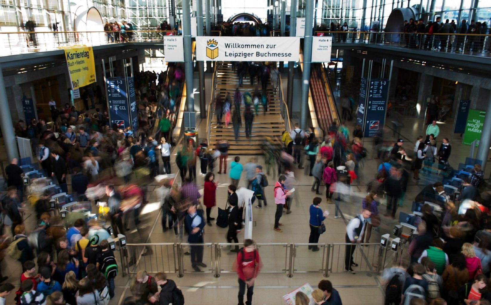 Besucher der Leipziger Buchmesse in Leipzig (Sachsen) am 13. März 2014. Vom 13. bis 16. März präsentieren sich auf der Messe 2000 Verlage mit ihren Neuerscheinungen.