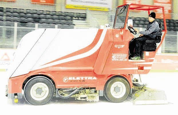 Eismaschine im Eisdom: An Spieltagen muss die Eismaschine dreizehn Mal die Fläche herrichten.