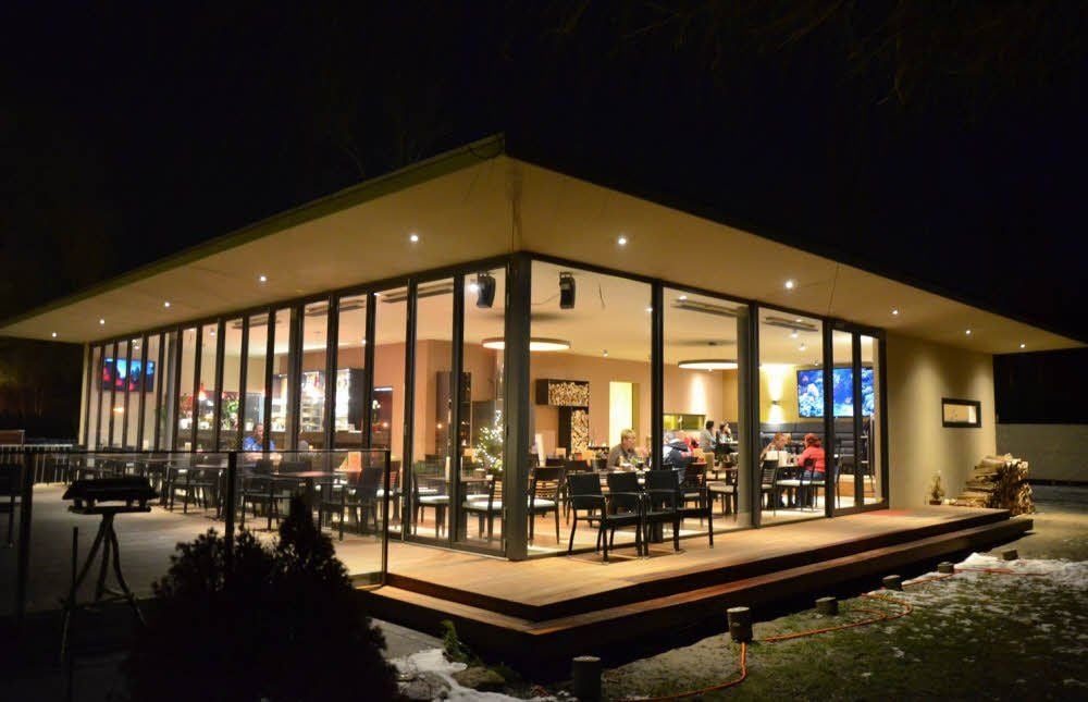Vom Restaurant führt die Terrasse direkt zum Seeufer.