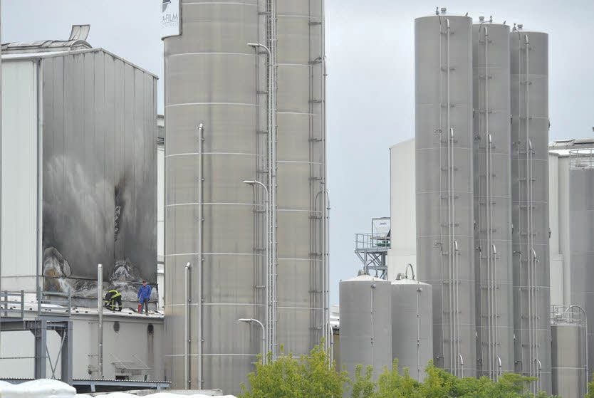 In dieser Extrusionsanlage (l.) von Polifilm in Weißandt hat es in der Nacht zum Donnerstag gebrannt. Personen kamen nicht zu Schaden.