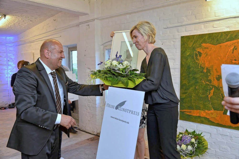 Heinke Both aus Trittau (r.) ist die Gewinnerin des diesjährigen Heise-Kunstpreises in Dessau.
