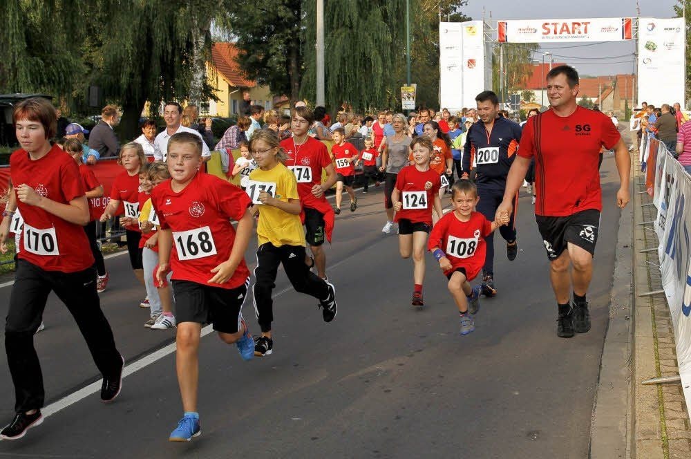 In Spergau startete einmal mehr der Mitteldeutsche Marathon. Im Rahmenprogramm gingen zudem rund 150 Kinder auf den 1,4 Kilometer langen Schnupperlauf. Und los!