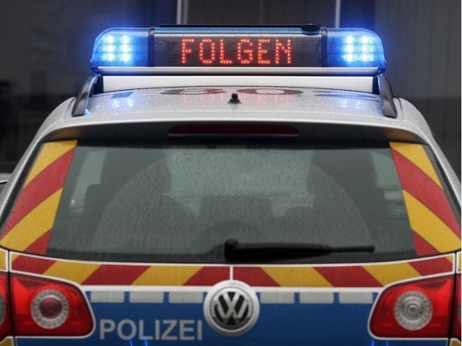 So funktionierte es bisher: Die Polizei fordert die Autofahrer mit einem Schild auf, ihnen zu folgen.