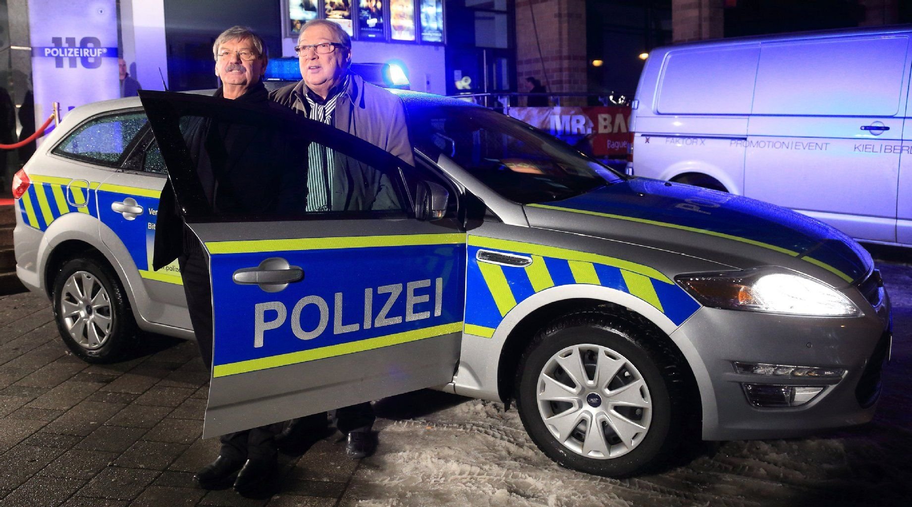 Die Schauspieler Wolfgang Winkler (l) in der Rolle des Kommissars Herbert Schneider und Jaecki Schwarz als Kommissar Herbert Schmücke stehen am Montag in Halle bei einer Veranstaltung für den Fernsehkrimi "Polizeiruf 110" nebeneinander. Mit der Folge "Laufsteg in den Tod" nimmt das Team dort nach 17 Jahren Abschied aus der Saalestadt.