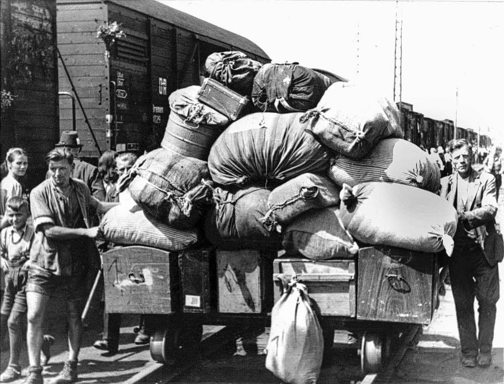 Deutschland, 1945: Vertriebene Sudetendeutsche treffen im bayerischen Durchgangslager Wiesau ein. Solche Lager gab es überall, um die Flut der Ankommenden zu kanalisieren.
