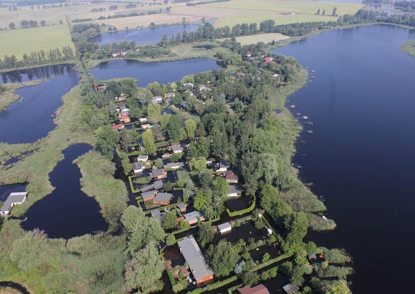 Dieses Luftbild entstand am 19. Juni und zeigt den komplett überschwemmten südlichen Bereich der Siedlung am Löbitzsee.