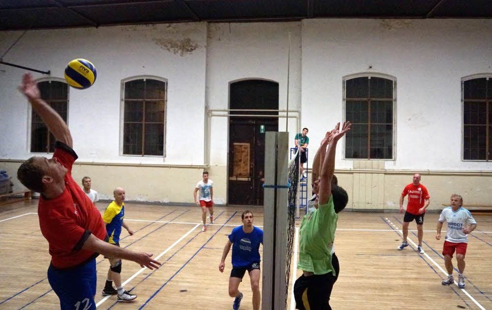 Wieder fiel die Entscheidung bei den Männern zwischen dem „Rest von’s Janze“ links mit Tilo Hinz sowie den Ballenstedter Volleyballfreunden.