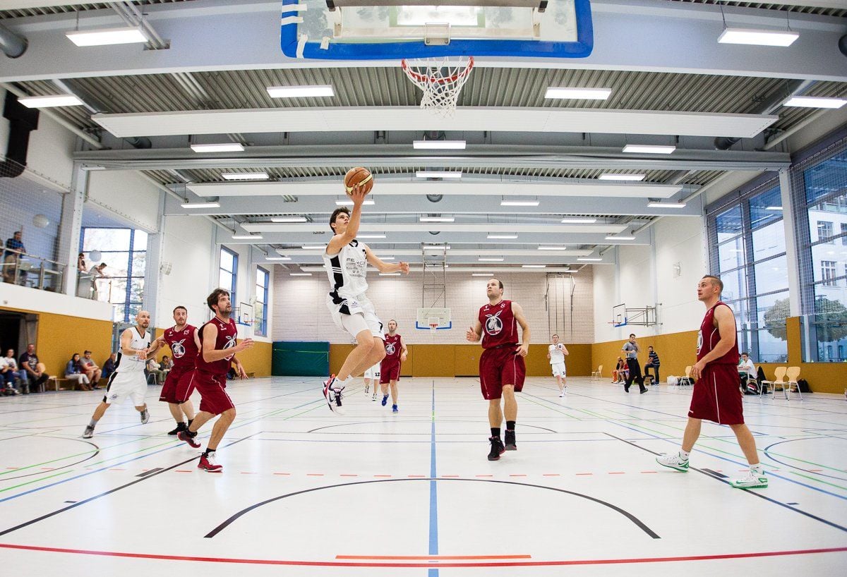 Stefan Ahrens (am Ball) und der BC Anhalt besiegten in der Dessauer Sporthalle am Philanthropinum Justabs Halle mit 87:82.