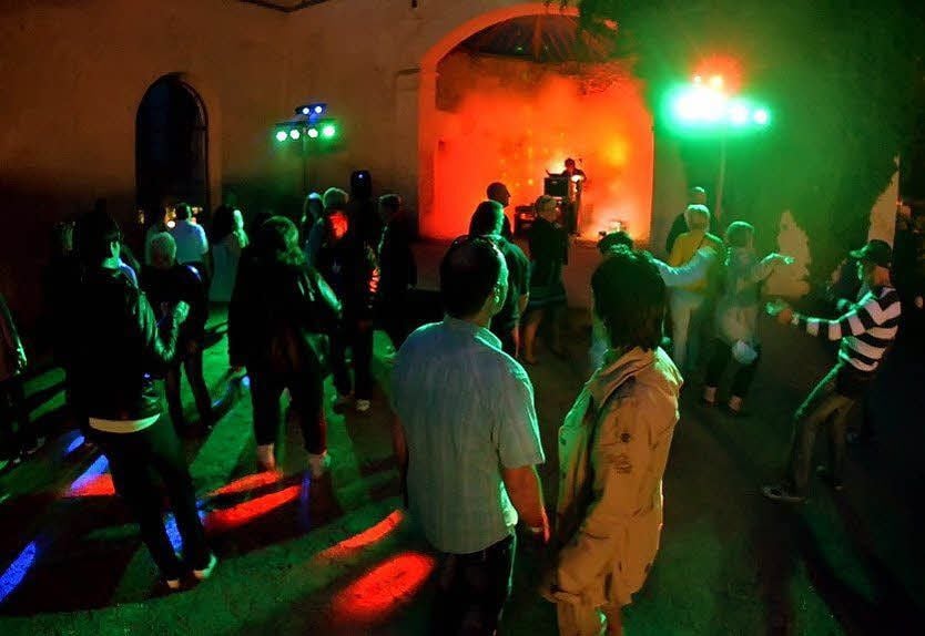 Gute Stimmung bei der Schlagernacht, die Tanzfläche ist voll.