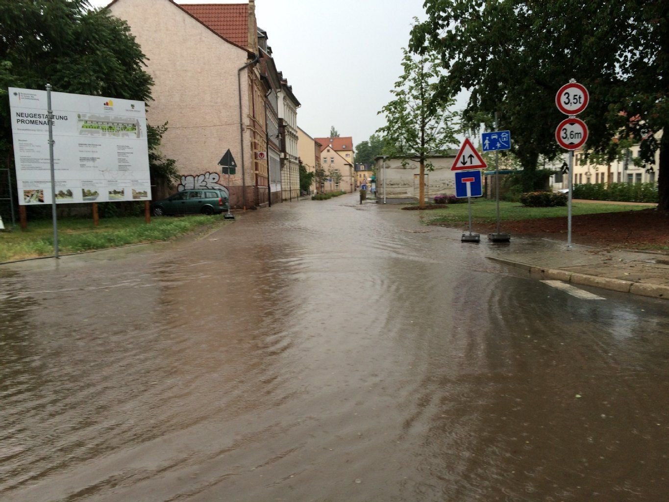 Überflutung der Promenade: Nach dem Starkregen am Samstag stand Weißenfels unter Wasser.