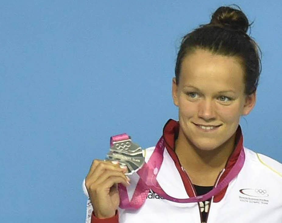 Julia Willers zeigt in Nanjing ihre Silbermedaille. Nur die Weltrekordlerin Ruta Meilulyte kam vor ihr ein.