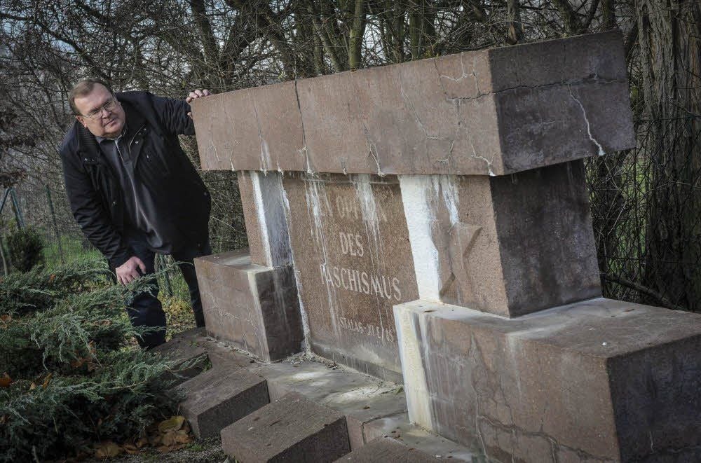 Viktor Samarkin an der Gedenkstätte für die Opfer des Faschismus auf dem Friedhof in Elsnigk.