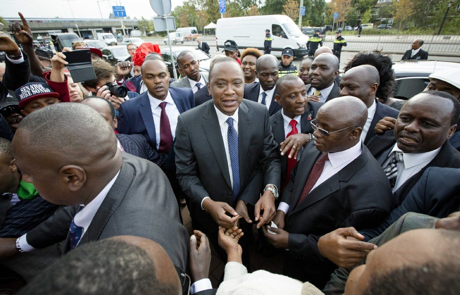 Kenyatta ist vor dem IStGH wegen Verbrechen gegen die Menschlichkeit im Zusammenhang mit den ethnischen Unruhen nach der Präsidentschaftswahl 2007 angeklagt.