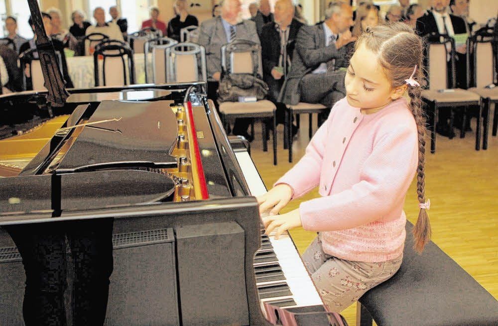 Victoria Wachenfeld aus Neuss, gerade Mal acht Jahre alt, „eroberte“ den Steinway-Flügel schon vor der Eröffnung und zeigte dem Publikum, wie gut sie schon Klavier spielen kann.