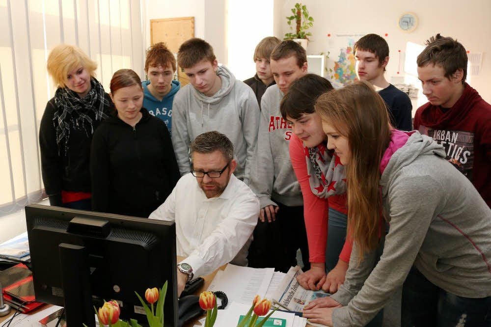 Die Klasse 9b der Otto-Dorn-Schule hat am Freitagvormittag im Rahmen des Klasse-2.0-Projektes die Bernburger MZ-Lokalredaktion besucht. Redaktionsleiter Torsten Adam gab den Jugendlichen einen Einblick in die redaktionellen Abläufe und die Zeitungsproduktion.
