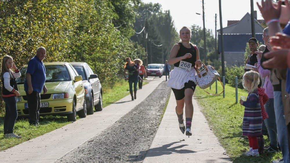 Mit Stöckelschuhen gab es für Lydia Zeymer kein Halten. Mit sportlicher Eleganz eilte sie dem Ziel entgegen.