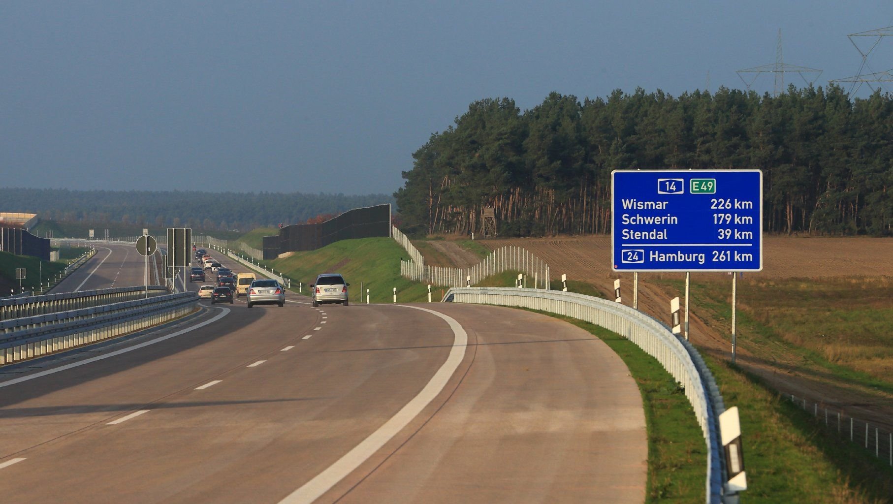 Erste zivile Fahrzeuge nutzen am 29. Oktober 2014 die Autobahn 14 in Colbitz.