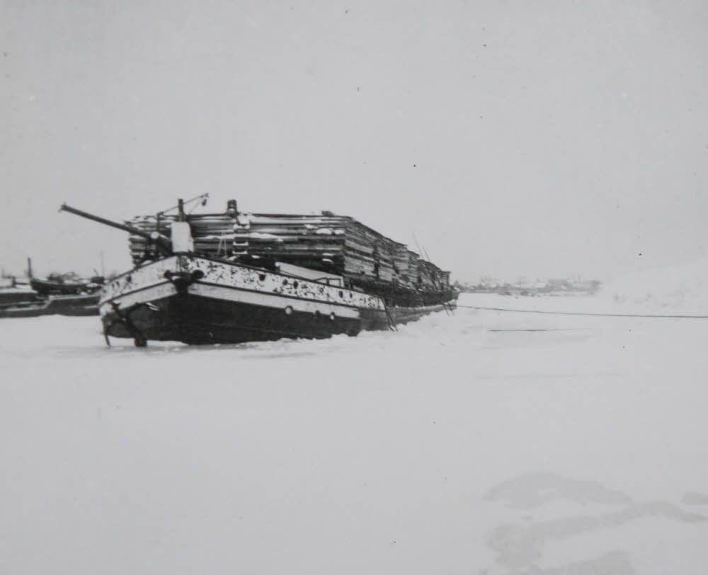 Das Schiff Marie-Else steckte 1941 bei Parey im Eis der Elbe fest.