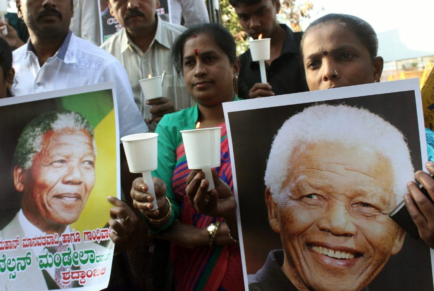 Auch in Indien gedachten am Freitag viele Menschen mit Plakaten und Kerzen dem Mann, der sein Leben dem Kampf gegen das rassistische Apartheidsystem gewidmet hatte.
