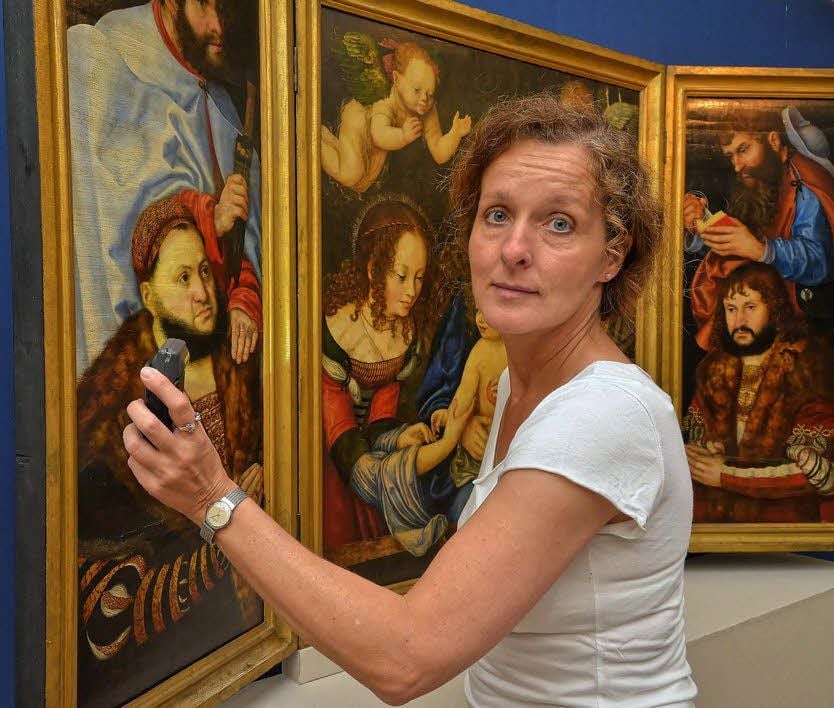 Grit Jehmlich hat noch einmal mit einer Speziallampe den Fürstenaltar von 1507/09 von Cranach dem Älteren betrachtet.