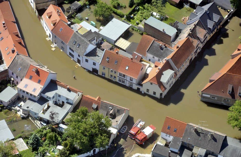 Luftbild der Bernburger Talstadt beim Hochwasser 2013