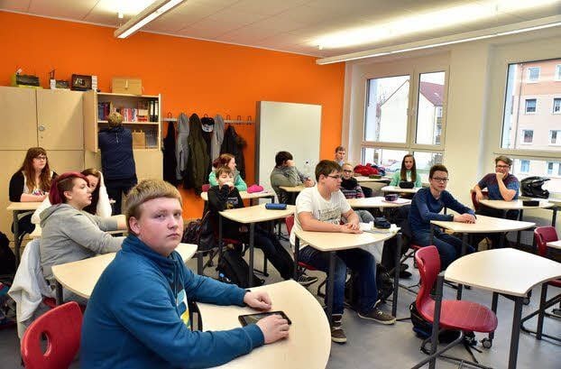 Moderne Sitzanordnungen und IT gibt es in jedem Klassenraum und in den Fachkabinetten.