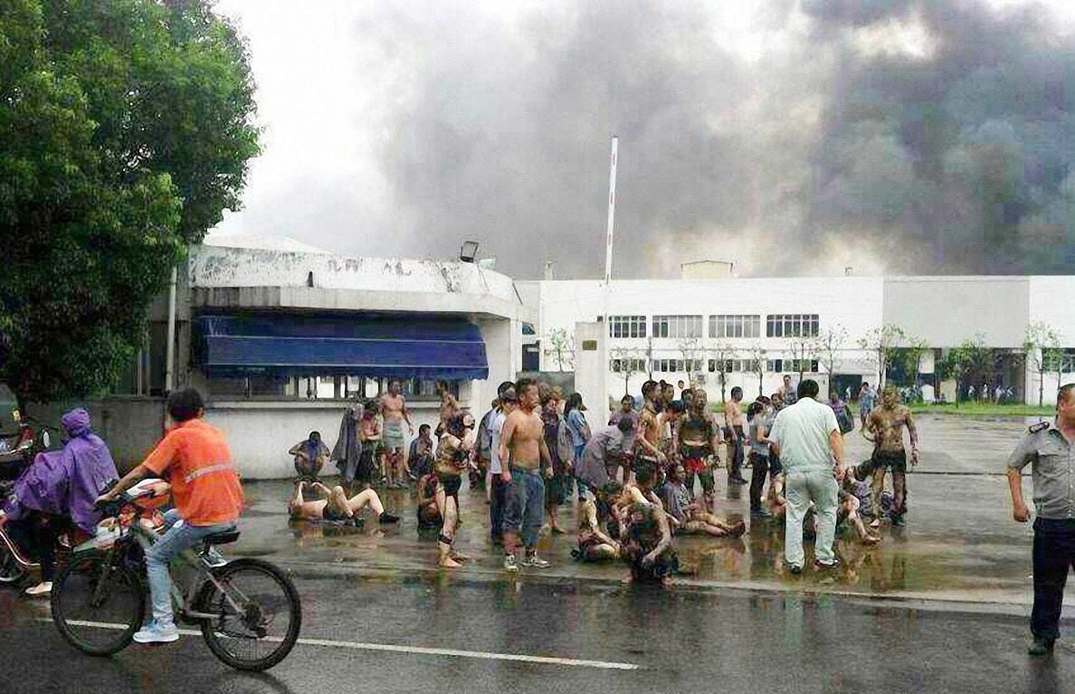 Ein Augenzeuge hat diese Szene nach der Explosion in der chinesischen mit dem Smartphone dokumentiert.
