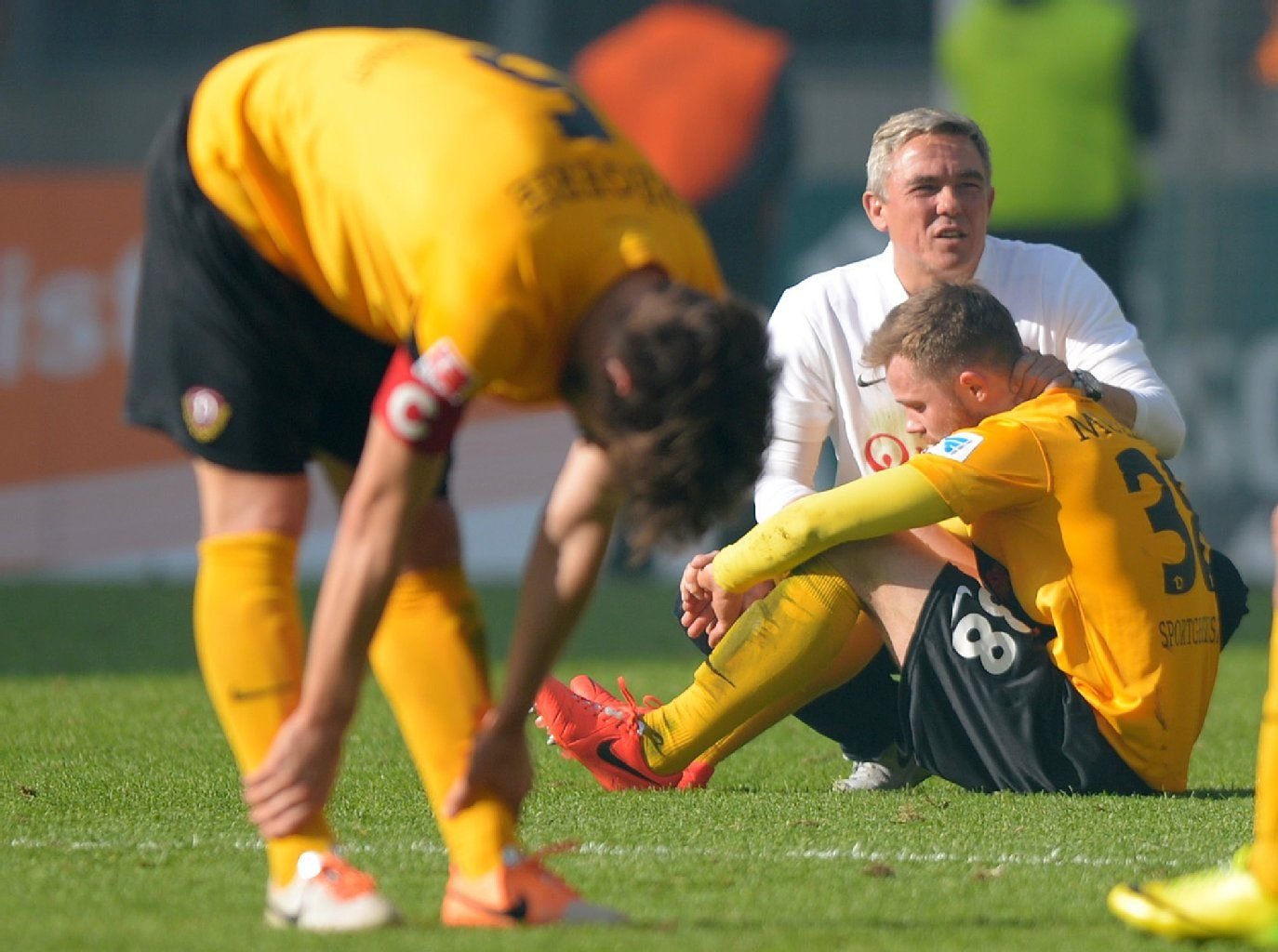 Dresdens Trainer Olaf Janßen versucht nach dem Spiel zu trösten.