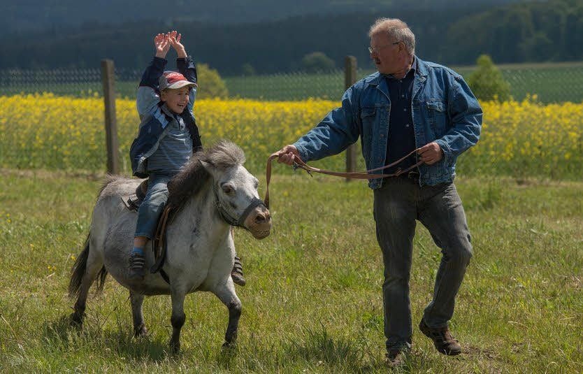 Auf Pony-Dame Molly konnte Kunstreiter Florian zusammen mit Pferdemeister Wilfried Ahlfeld richtige kleinen Kunststückchen machen.