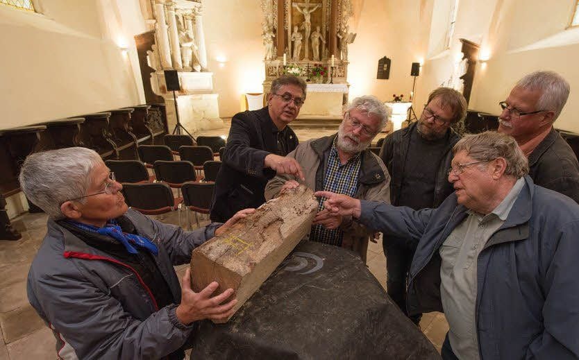 Reinhard Schmitt vom Landesamt für Denkmalpflege und Archäologie erläutert die Ergebnisse der Untersuchung eines Eichenbalkens aus der St.-Sixtus-Kirche Ermsleben.