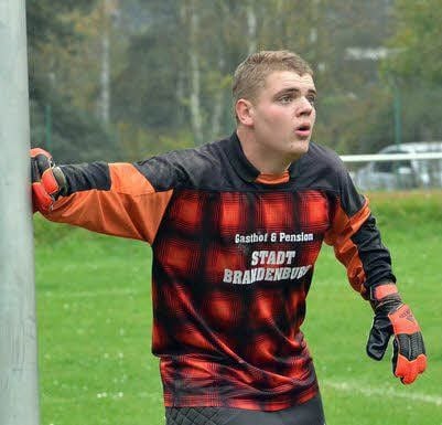 Der Nudersdorfer Torwart Alexander Richter hält in der 79. Minute einen Elfmeter